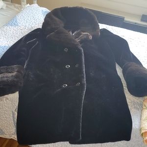 Fur coat no size  but I'm a large and it fits me great